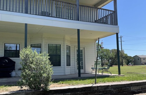 Rio Vista House | Beautiful hillside view close to the Brazos River