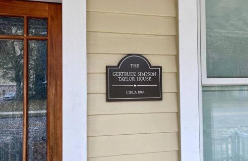 Old East Hill House | Beautiful Historic Downtown Pensacola Charmer - Hot Tub