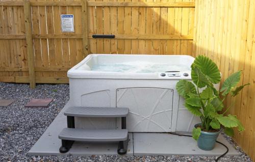 Old East Hill House | Beautiful Historic Downtown Pensacola Charmer - Hot Tub