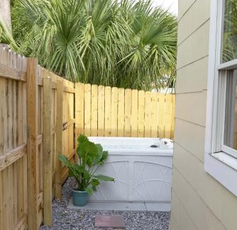 Old East Hill House | Beautiful Historic Downtown Pensacola Charmer - Hot Tub