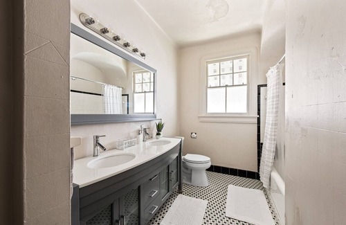 Broadmoor House | Beautiful historic home in a quiet Uptown neighborhood, near the Freret Corridor