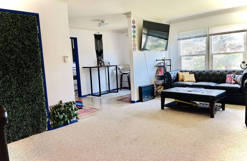 Los Feliz Apartment | Beautiful Historical Los Feliz- walking distance to so much!