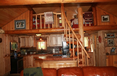 Wapiti Cabin | Beautiful Historical Cabin located half way between Yellowstone and Cody (2 BR)