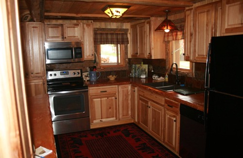 Wapiti Cabin | Beautiful Historical Cabin located half way between Yellowstone and Cody (2 BR)