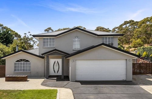 Lenah Valley House | Beautiful Hobart Family Home 4 bed, 5 kms to CBD