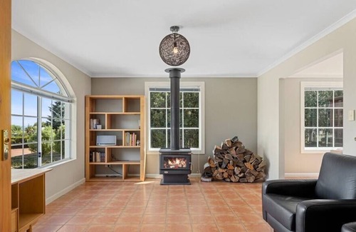 Lenah Valley House | Beautiful Hobart Family Home 4 bed, 5 kms to CBD
