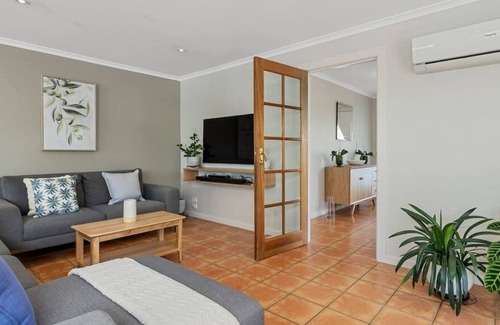 Lenah Valley House | Beautiful Hobart Family Home 4 bed, 5 kms to CBD
