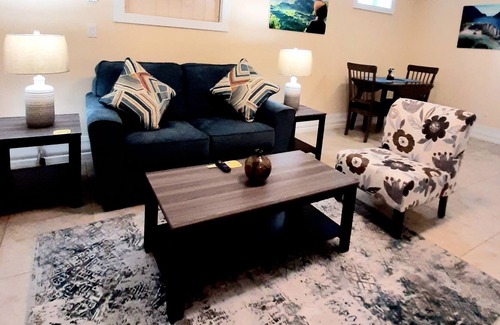 Creston House | Beautiful Hobby Farm, 1 Bedroom, 1 Bathroom.