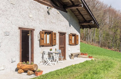 Roncone Ski Chalet | Beautiful Holiday Home “Baita Rustica immersa nel verde” with Mountain View
