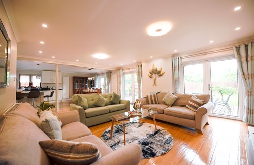 Reading House | Beautiful Holiday Home with Cinema Room & Garden