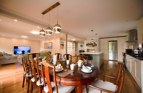 Reading House | Beautiful Holiday Home with Cinema Room & Garden