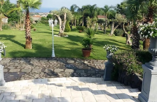 Giarre House | Beautiful holiday home in Giarre with shared pool
