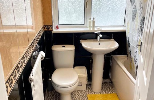 Graig Apartment | Beautiful Holiday Home Near Newport City Centre, Laurel Road - Sleeps up to 8
