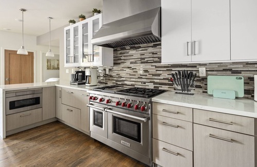 Hollywood Hills Villa | Beautiful Hollywood Hills Villa - Heated Pool, BBQ, Hollywood Sign Views