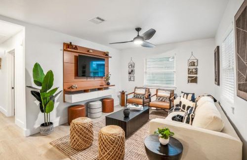 Braeswood Place House | Beautiful Home by Houston Rodeo & Med Cntr with Great Backyard