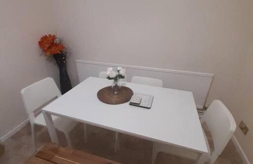 Cwm Frwd Oer Apartment | Beautiful home. Free parking.Wifi. Self checkin