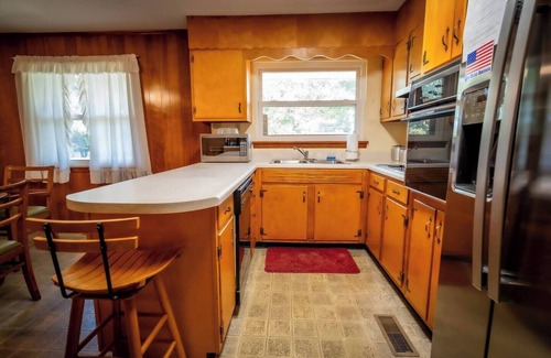 Middle Valley House | Beautiful home Hot Tub* Mins To museums*zoo*N/park