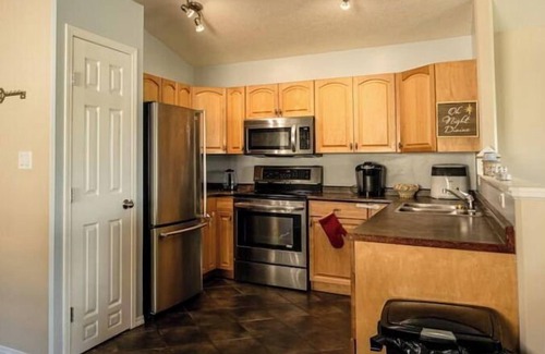 Grande Prairie House | Beautiful home in quiet neighbourhood, sleeps 10!