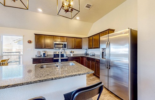 College Station House | Beautiful home in a friendly neighborhood with enclosed yard & al fresco dining