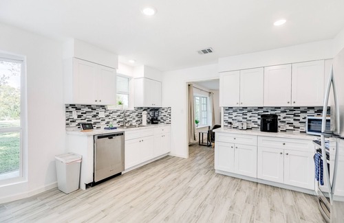 Clodine House | Beautiful home in a great location with enclosed backyard, smart TV, patio, W/D