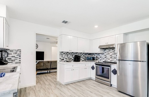 Clodine House | Beautiful home in a great location with enclosed backyard, smart TV, patio, W/D