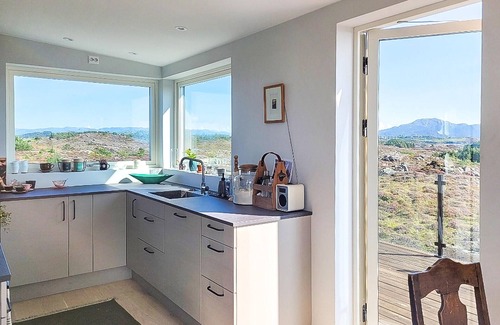 Bomlo House | Beautiful home in Bremnes with WiFi