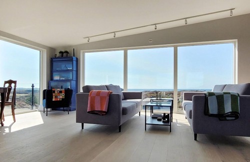 Bomlo House | Beautiful home in Bremnes with WiFi