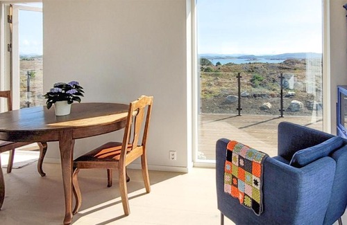Bomlo House | Beautiful Home In Bremnes With Wifi