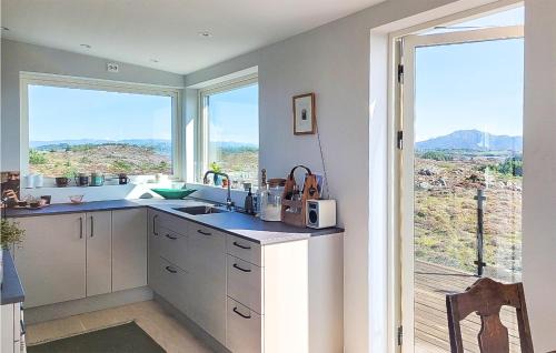Bomlo House | Beautiful Home In Bremnes With Wifi
