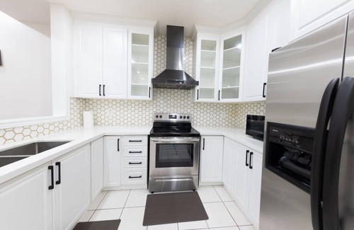 Brampton House | Beautiful Home in Central Local