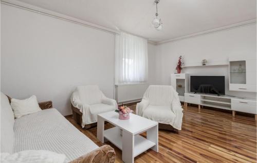 Gospic House | Beautiful Home In Debelo Brdo I