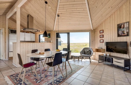 Lild Strand House | Beautiful home in Frøstrup with WiFi
