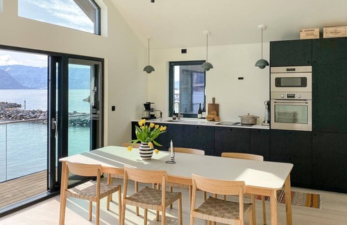 Giske House | Beautiful home in Giske with jacuzzi