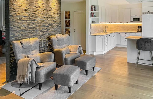 Kil House | Beautiful home in Kil with kitchen