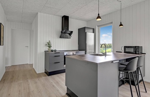Hjarbæk House | Beautiful home in Løgstrup with kitchen
