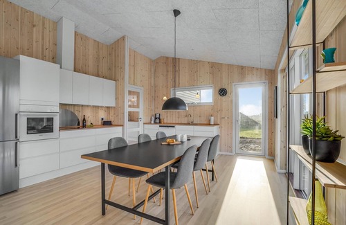 Hjarbæk House | Beautiful home in Løgstrup with kitchen