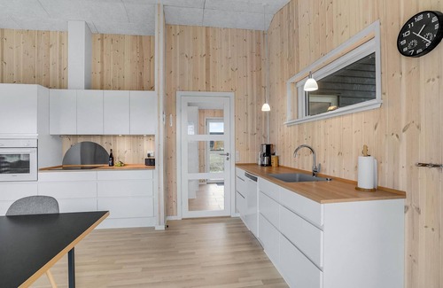 Hjarbæk House | Beautiful home in Løgstrup with kitchen