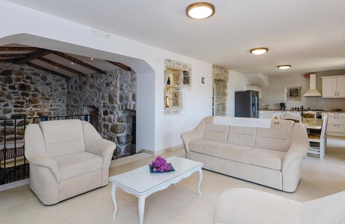 Ljuta House | Beautiful home in Lovorno with WiFi