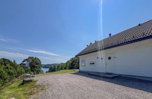 Lyngdal House | Beautiful home in Lyngdal with kitchen