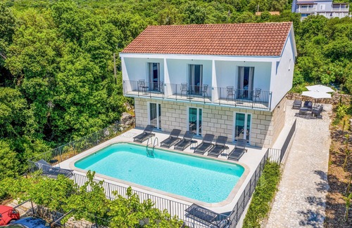 Molunat House | Beautiful home in Molunat with kitchen