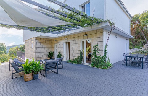 Molunat House | Beautiful home in Molunat with kitchen