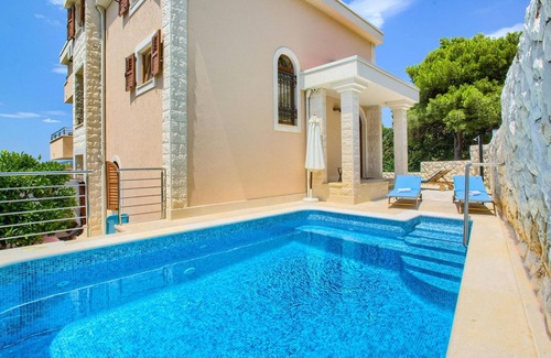 Okrug Donji House | Beautiful home in Okrug Donji