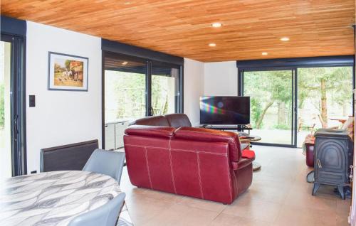 Pradines House | Beautiful Home In Pradines With Kitchen