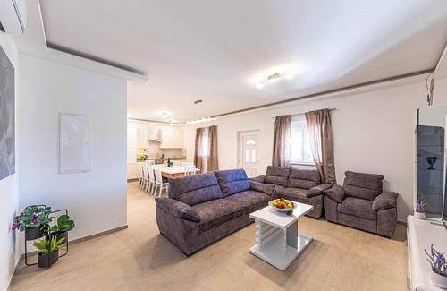 Trilj House | Beautiful home in Ugljane with WiFi