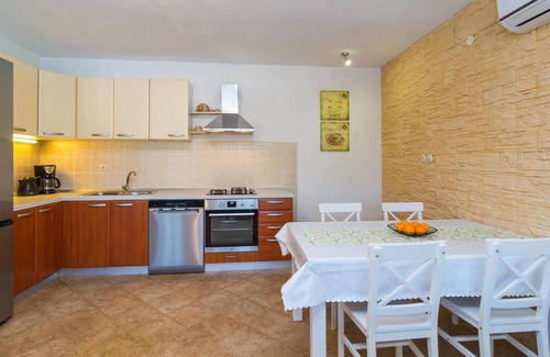 Zastrazisce House | Beautiful home in Zastrazisce with WiFi