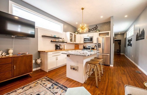 Fountain Square House | Beautiful Home, King Bed, BBQ
