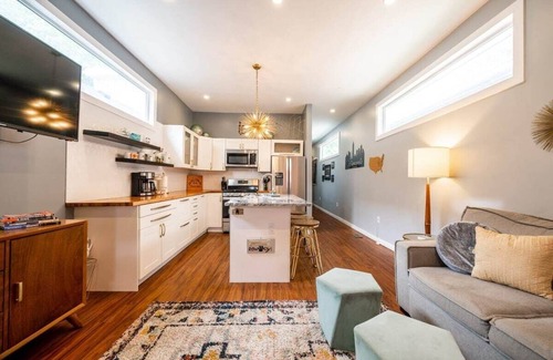Fountain Square House | Beautiful Home, King Bed, BBQ