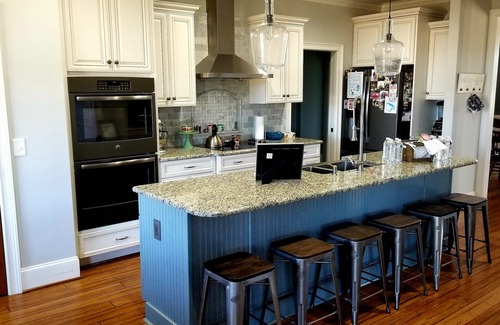 Lexington House | Beautiful Home located on 34 acres conveniently located 1.5 miles from I-85.