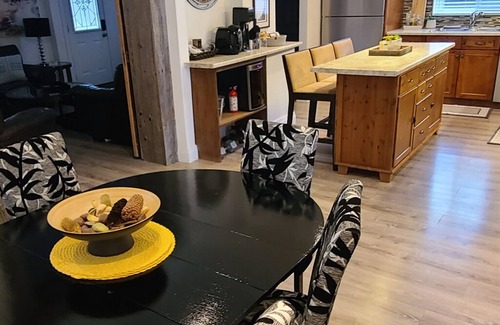 Collingwood House | Beautiful home, minutes away from Blue Mountain, Collingwood waterfront,and more