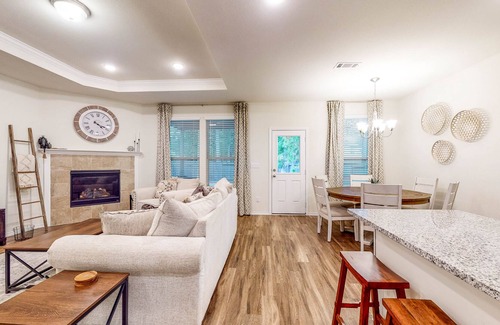 Conroe House | Beautiful Home near Lake Conroe - Fully Fenced Yard, Gas Fireplace & Grill